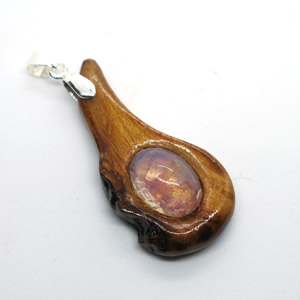 tigereyependant in fir setting